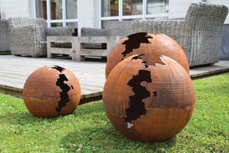Boule déco jardin métal ajourée - rouille 50 cm