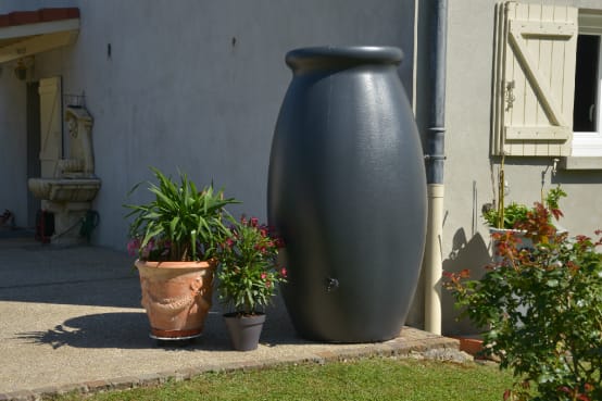 Un étonnant récupérateur d'eau de pluie de 1 000 l en forme de jarre  ancienne en terre cuite - NeozOne
