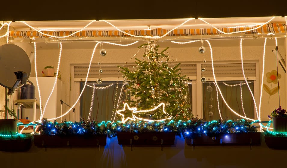 Égayer son balcon avec une guirlande lumineuse – Conseils déco